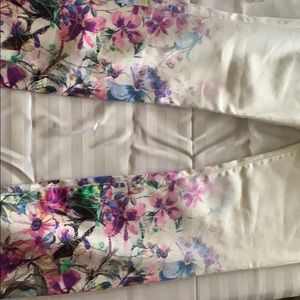 Peter Nygard Half floral white pant size 6 NEW TAG